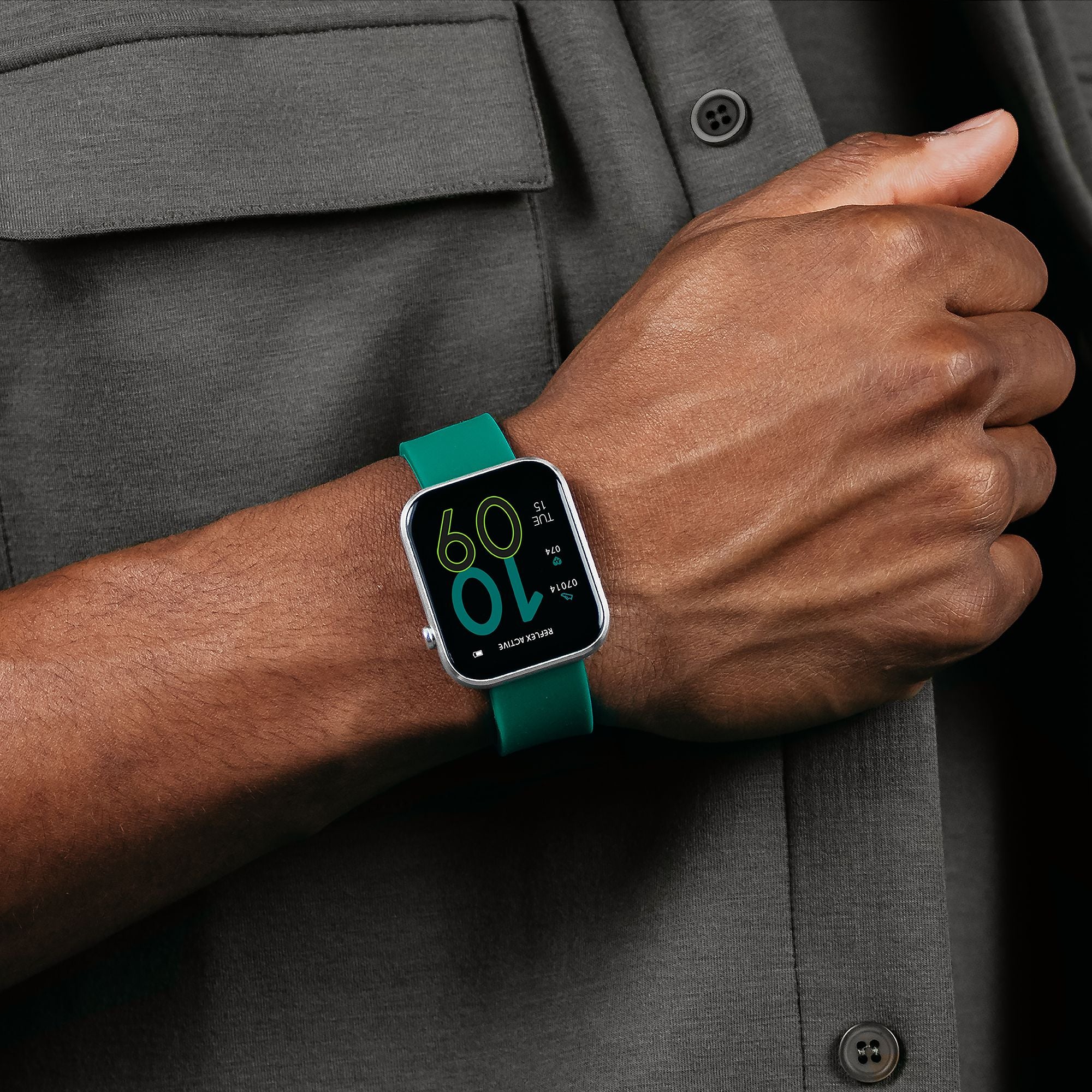 Smartwatch with a green band displaying ’60%’ on its screen.