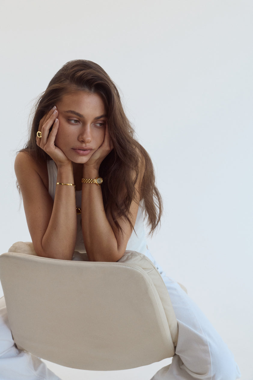 Close-up detail of the Cendré Beau Snake gold bracelet chain