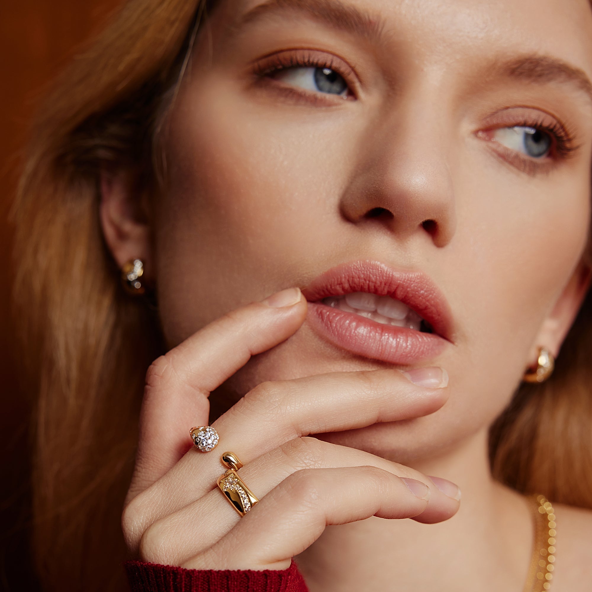Gold Sparkling Crossover Ring Adjustable Sculptural Design for Women